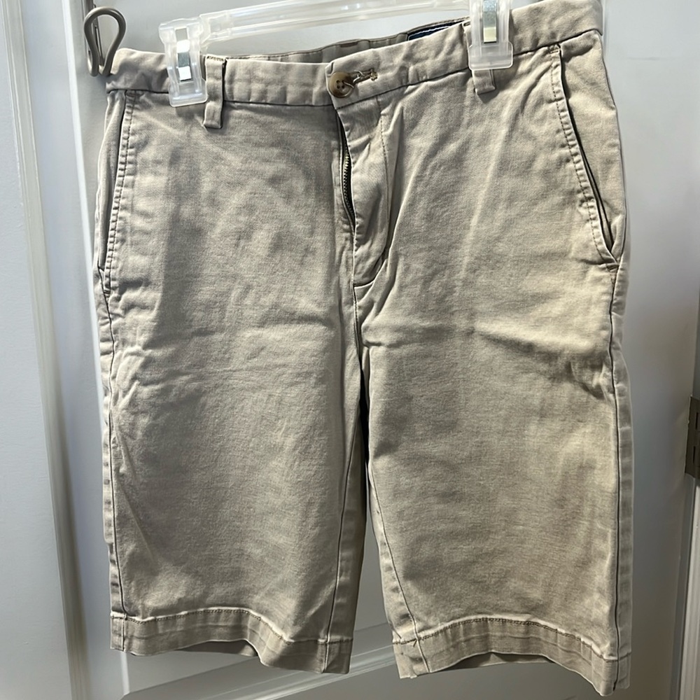 Boys Vineyards Vines khaki shorts. Great condition. Size 16.